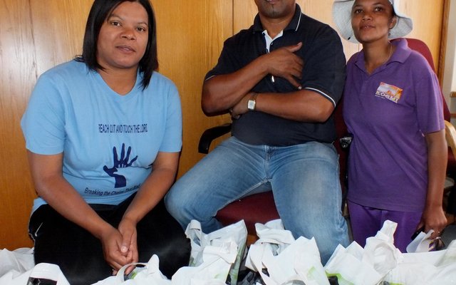  Vlnr is Joanne Lewis, Clive Steneveld en Yolandi Sauls by die Bags of Love wat hulle gaan afhaal het